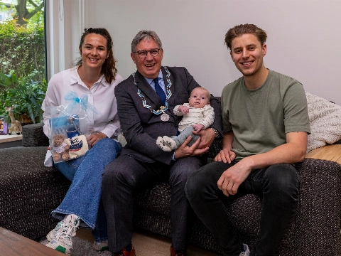 Dit is Lou, de 36.000ste inwoner van Maassluis